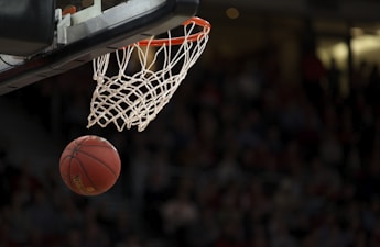 篮球赛事直播截图 - NBA球员扣篮精彩时刻