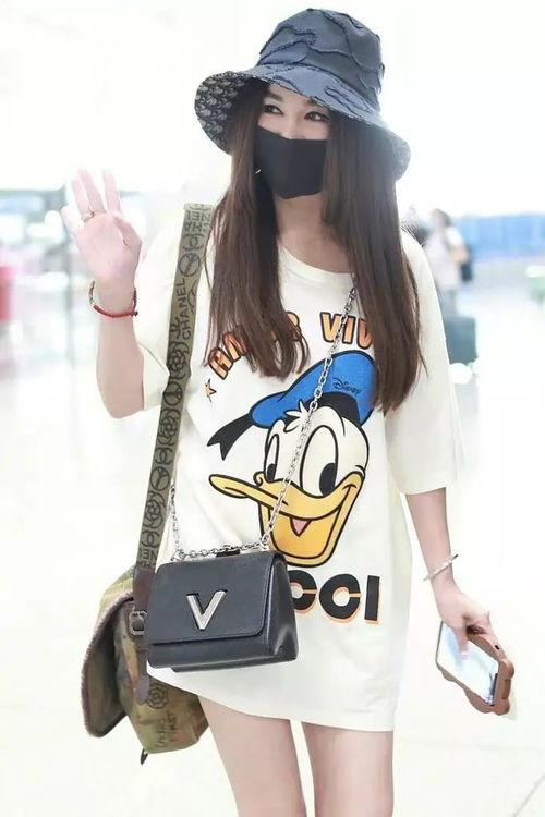 温碧霞机场少女装引热议 冻龄女神与岁月痕迹的对话