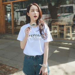 夏日元气少女装 棒球T恤引领时尚新风潮